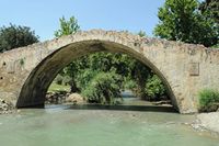 La ville de Spili en Crète. Le vieux pont sur le Megalopotamos à Kato Preveli. Cliquer pour agrandir l'image dans Adobe Stock (nouvel onglet).