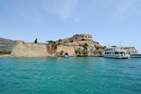 L’île de Spinalonga en Crète. Le débarcadère de l'île de Spinalonga. Cliquer pour agrandir l'image dans Adobe Stock (nouvel onglet).
