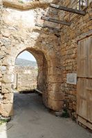 L’île de Spinalonga en Crète. La porte Carbonana de la forteresse de Spinalonga. Cliquer pour agrandir l'image dans Adobe Stock (nouvel onglet).