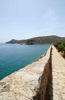L’île de Spinalonga en Crète. Le rempart de l'est de la forteresse de Spinalonga. Cliquer pour agrandir l'image dans Adobe Stock (nouvel onglet).