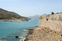 L’île de Spinalonga en Crète. Le demi-bastion Scaramella de la forteresse de Spinalonga. Cliquer pour agrandir l'image dans Adobe Stock (nouvel onglet).