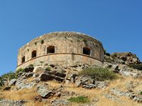 L’île de Spinalonga en Crète. La demi-lune de Mocenigo de la forteresse de Spinalonga. Cliquer pour agrandir l'image dans Adobe Stock (nouvel onglet).