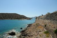 L’île de Spinalonga en Crète. Le rempart du sud-est de la forteresse de Spinalonga. Cliquer pour agrandir l'image dans Adobe Stock (nouvel onglet).