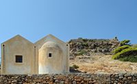L’île de Spinalonga en Crète. L'église Saint-Georges de la forteresse de Spinalonga. Cliquer pour agrandir l'image dans Adobe Stock (nouvel onglet).
