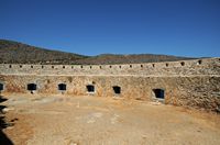 L’île de Spinalonga en Crète. La demi-lune Michiel de la forteresse de Spinalonga. Cliquer pour agrandir l'image dans Adobe Stock (nouvel onglet).