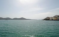 Le village d’Élounda en Crète. La baie de Korfos. Cliquer pour agrandir l'image dans Adobe Stock (nouvel onglet).