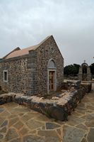 Le village d’Élounda en Crète. L'église Saint-Luc sur la presqu'île de Spinalonga. Cliquer pour agrandir l'image dans Adobe Stock (nouvel onglet).