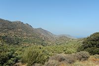 Le village d’Élounda en Crète. Le cap Saint-Jean vu depuis Épano Pinai. Cliquer pour agrandir l'image dans Adobe Stock (nouvel onglet).