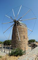 Le village d’Élounda en Crète. Moulin à vent retauré à Skinias. Cliquer pour agrandir l'image dans Adobe Stock (nouvel onglet).