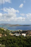 Le village d’Élounda en Crète. La presqu'île de Spinalonga vue depuis le belvédère. Cliquer pour agrandir l'image dans Adobe Stock (nouvel onglet).