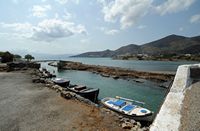 Le village d’Élounda en Crète. Canal de la presqu'île de Spinalonga. Cliquer pour agrandir l'image dans Adobe Stock (nouvel onglet).