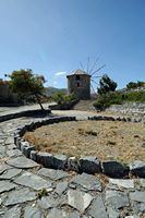 Le village de Goniès en Crète. Moulin à vent et aire de battage sur le sentier géologique de Goniès. Cliquer pour agrandir l'image dans Adobe Stock (nouvel onglet).