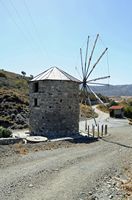 Le village de Goniès en Crète. Moulin à vent sur le sentier géologique de Goniès. Cliquer pour agrandir l'image dans Adobe Stock (nouvel onglet).