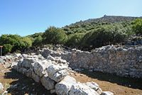 Le village de Goniès en Crète. Les ruines de la villa minoenne de Sklavokampos. Cliquer pour agrandir l'image dans Adobe Stock (nouvel onglet).