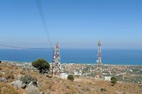 Le village de Gouvès en Crète. Antennes de télécommunications au sommet du mont Ederi. Cliquer pour agrandir l'image dans Adobe Stock (nouvel onglet).