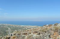Le village de Gouvès en Crète. Kato Gouvès vu depuis le mont Édéri. Cliquer pour agrandir l'image dans Adobe Stock (nouvel onglet).