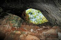 Le village de Gouvès en Crète. Entrée de la grotte de Skotino vue de l'intérieur. Cliquer pour agrandir l'image dans Adobe Stock (nouvel onglet).