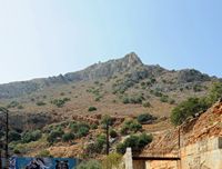 Le village de Marathos en Crète. Le mont Stroumpoulas vu depuis la source de l'Almyros. Cliquer pour agrandir l'image dans Adobe Stock (nouvel onglet).