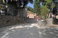 Le village de Néapolis en Crète. L'entrée du monastère de Krémasta. Cliquer pour agrandir l'image dans Adobe Stock (nouvel onglet).