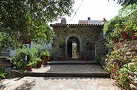 Le village de Néapolis en Crète. Le monastère de Koufi Petra. Cliquer pour agrandir l'image dans Adobe Stock (nouvel onglet).