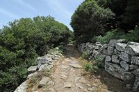 Le village de Néapolis en Crète. Rue de la cité antique de Dréros. Cliquer pour agrandir l'image dans Adobe Stock (nouvel onglet).