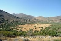 Le village de Néapolis en Crète. L'acropole orientale de Dréros et la chapelle Saint-Antoine. Cliquer pour agrandir l'image dans Adobe Stock (nouvel onglet).