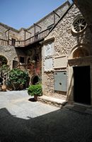 Le village de Palékastro en Crète. Cour intérieure du monastère de Moni Toplou. Cliquer pour agrandir l'image dans Adobe Stock (nouvel onglet).