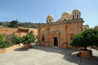 La presqu’île de l’Akrotiri en Crète. La façade sud-ouest de l'église d'Agia Triada. Cliquer pour agrandir l'image dans Adobe Stock (nouvel onglet).