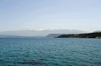 La presqu’île de l’Akrotiri en Crète. Le cap Kalogeros et l'île de Souda vus depuis Marathi. Cliquer pour agrandir l'image dans Adobe Stock (nouvel onglet).