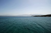 La presqu’île de l’Akrotiri en Crète. La baie de Marathi, le cap Kalogeros et l'île de Souda vus depuis Marathi. Cliquer pour agrandir l'image dans Adobe Stock (nouvel onglet).