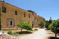 La presqu’île de l’Akrotiri en Crète. La façade du monastère du Gouverneto. Cliquer pour agrandir l'image dans Adobe Stock (nouvel onglet).