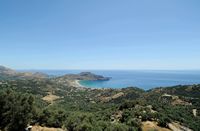 Le village de Plakias en Crète. Plakias et le cap Kakomouri vus depuis Sellia. Cliquer pour agrandir l'image dans Adobe Stock (nouvel onglet).