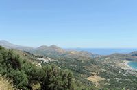 Le village de Plakias en Crète. Myrthios, Plakias et le mont Asiderotas vus depuis Sellia. Cliquer pour agrandir l'image dans Adobe Stock (nouvel onglet).