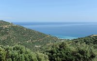Le village de Plakias en Crète. La plage de Rodakino vue depuis le village. Cliquer pour agrandir l'image dans Adobe Stock (nouvel onglet).