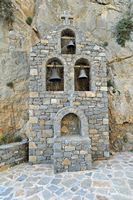 Le village de Plakias en Crète. La chapelle Saint-Nicolas dans les gorges de Kotsifos. Cliquer pour agrandir l'image dans Adobe Stock (nouvel onglet).