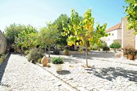 Le village de Thrapsano en Crète. Cour du monastère d'Agarathos. Cliquer pour agrandir l'image dans Adobe Stock (nouvel onglet).