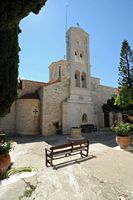 Le village de Thrapsano en Crète. Clocher du catholicon du monastère d'Agarathos. Cliquer pour agrandir l'image dans Adobe Stock (nouvel onglet).