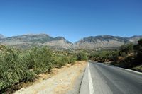 Le village de Zaros en Crète. Les gorges de Rouvas entre les monts Samari et Alikadam et les monts Ampelakia et Koudouni. Cliquer pour agrandir l'image dans Adobe Stock (nouvel onglet).