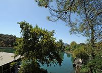 Le village de Zaros en Crète. Départ du sentier du lac de Votomos. Cliquer pour agrandir l'image dans Adobe Stock (nouvel onglet).