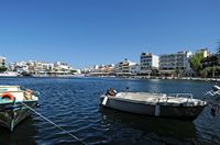 La ville d’Agios Nikolaos en Crète. Le lac Voulisméni. Cliquer pour agrandir l'image dans Adobe Stock (nouvel onglet).