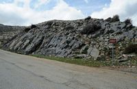 La ville d’Anogia en Crète. Les calcaires de Pétradolakia. Cliquer pour agrandir l'image dans Adobe Stock (nouvel onglet).