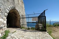La nouvelle forteresse de la ville de Corfou. Entrée du tunnel d'accès à la partie supérieure de la forteresse et clôture de la base navale. Cliquer pour agrandir l'image dans Adobe Stock (nouvel onglet).
