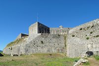 La nouvelle forteresse de la ville de Corfou. L'entrée dans la forteresse supérieure sous le bastion oriental de Sette Venti et les baraquements anglais. Cliquer pour agrandir l'image dans Adobe Stock (nouvel onglet).