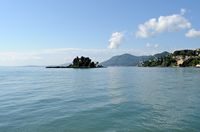 La presqu’île de Kanóni à Corfou. L'île de Pondikonissi. Cliquer pour agrandir l'image dans Adobe Stock (nouvel onglet).