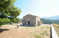 La ville d'Évangélismos en Crète. L'église Saint-Georges sur le site de Lyctos. Cliquer pour agrandir l'image dans Adobe Stock (nouvel onglet).