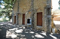 La ville d'Évangélismos en Crète. Façade de l'église Saint-Pantaléon près de Kastelli. Cliquer pour agrandir l'image dans Adobe Stock (nouvel onglet).