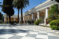 L’Achilleion, le palais de Sissi à Corfou. Le jardin des Muses. Cliquer pour agrandir l'image dans Adobe Stock (nouvel onglet).
