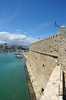 Les fortifications d’Héraklion en Crète. Le port vu depuis la forteresse. Cliquer pour agrandir l'image dans Adobe Stock (nouvel onglet).