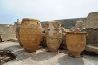 Le palais de Cnossos à Héraklion en Crète. Jarres géantes (pithoi). Cliquer pour agrandir l'image dans Adobe Stock (nouvel onglet).
