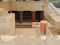 Le palais de Cnossos à Héraklion en Crète. Le vestibule des colonnades des appartements royaux. Cliquer pour agrandir l'image dans Adobe Stock (nouvel onglet).